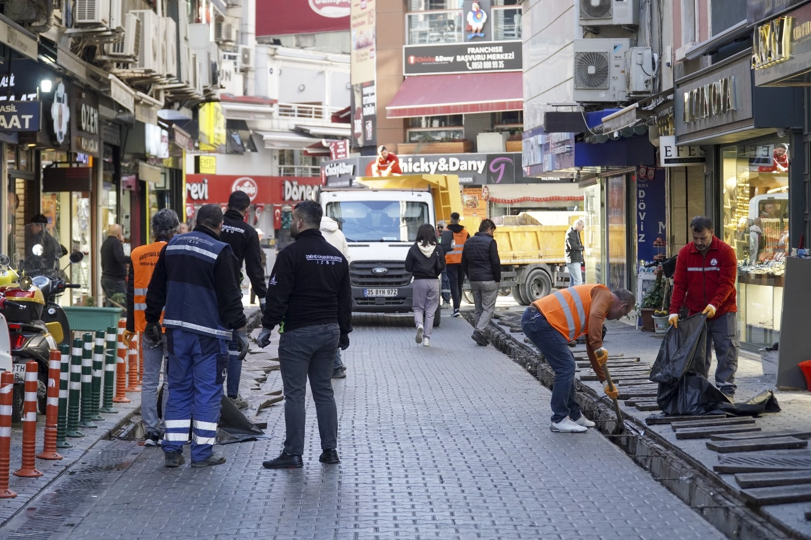 Karşıyaka'da sele karşı çalışmalar yapılıyor haberinin görseli