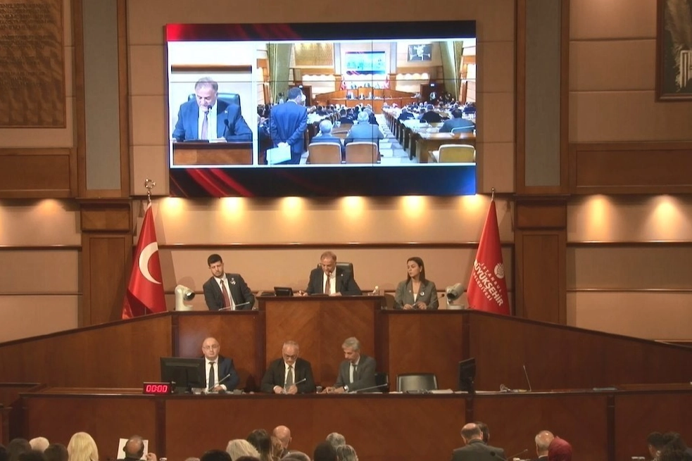 Su şişelerinin hava uçtuğu İBB Meclisi'nin toplantısı sona erdi haberinin görseli