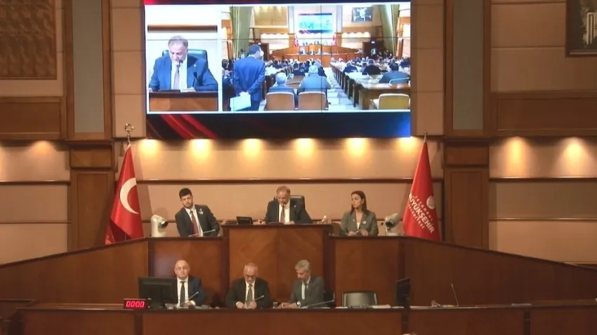 Su şişelerinin hava uçtuğu İBB Meclisi'nin toplantısı sona erdi