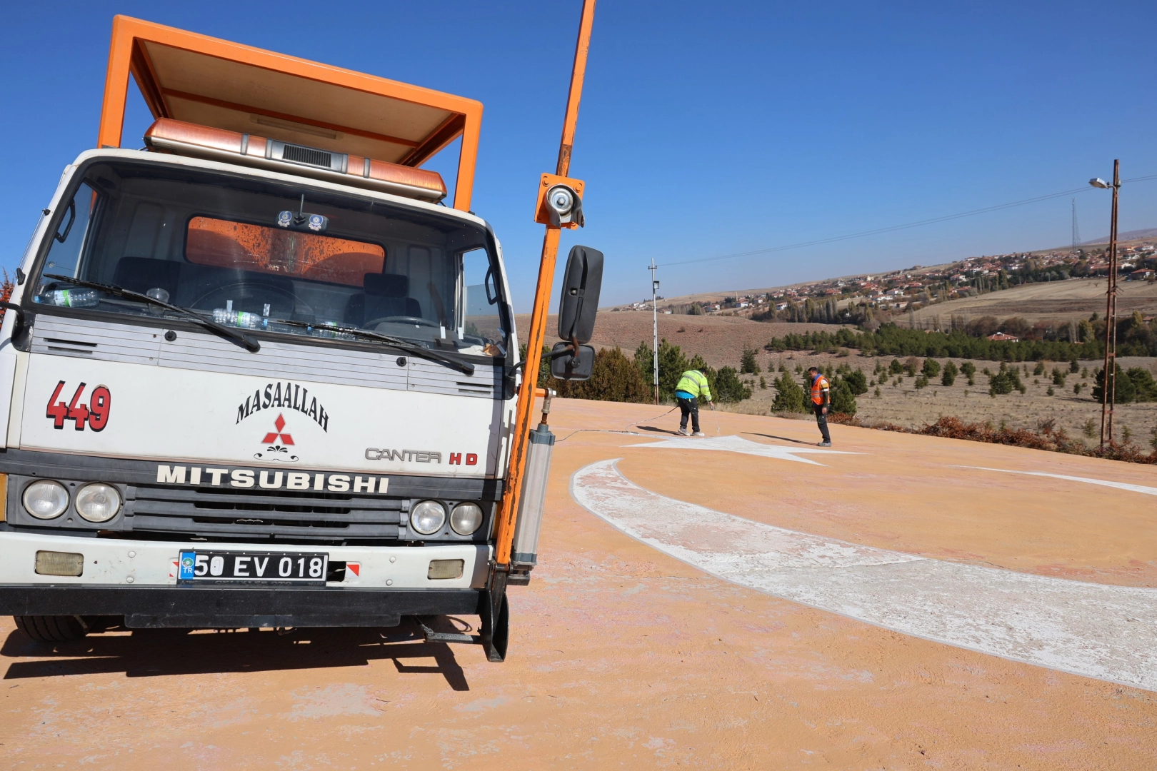 Türkiye'nin en büyük beton Türk bayrağı boyanarak yenilendi