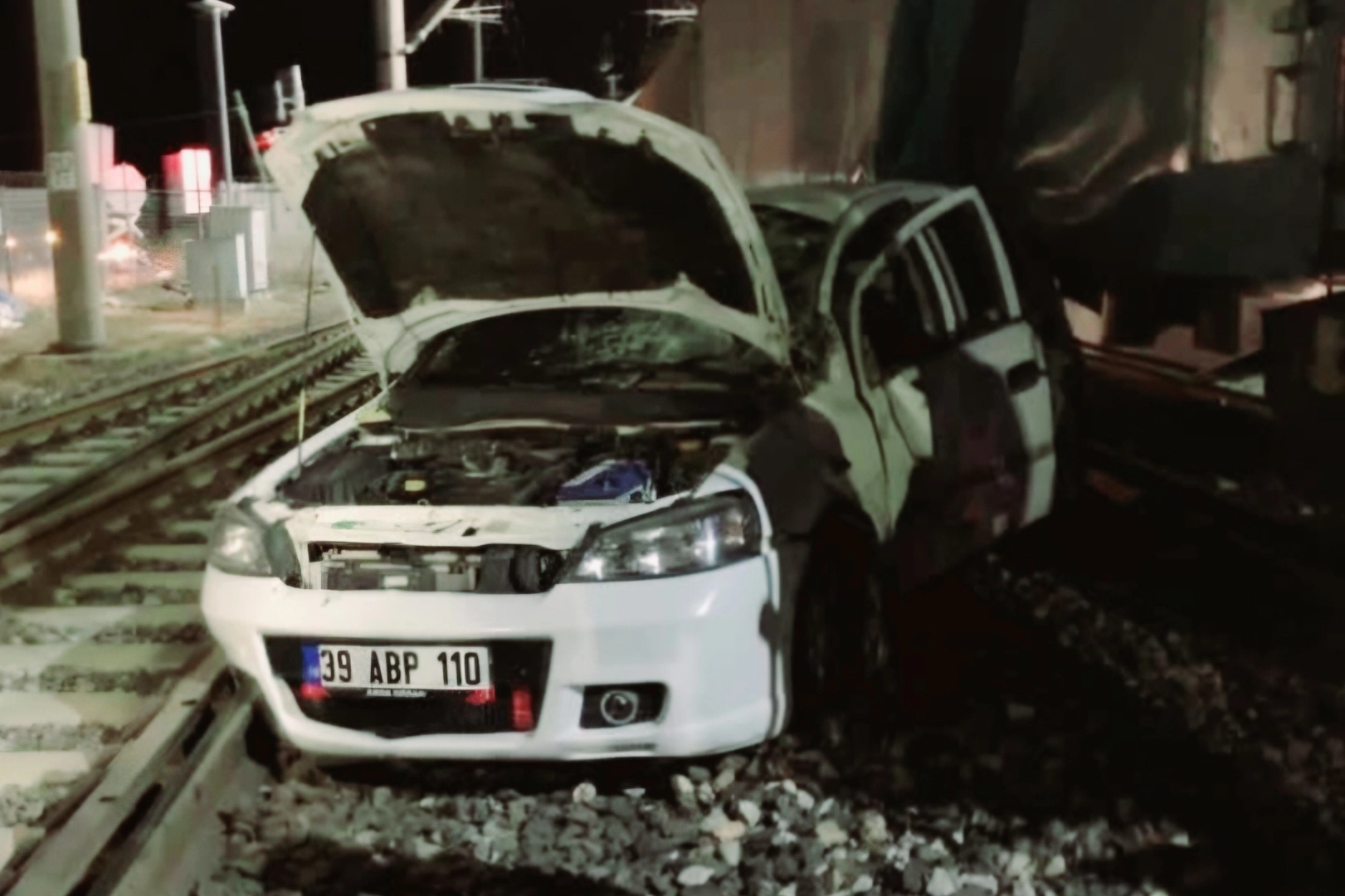 Yük treni ile otomobil çarpıştı! haberinin görseli