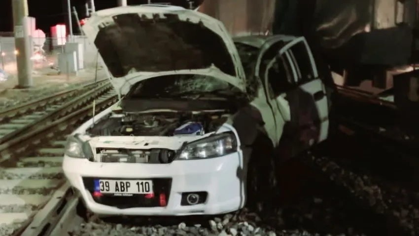 Yük treni ile otomobil çarpıştı! haberinin görseli