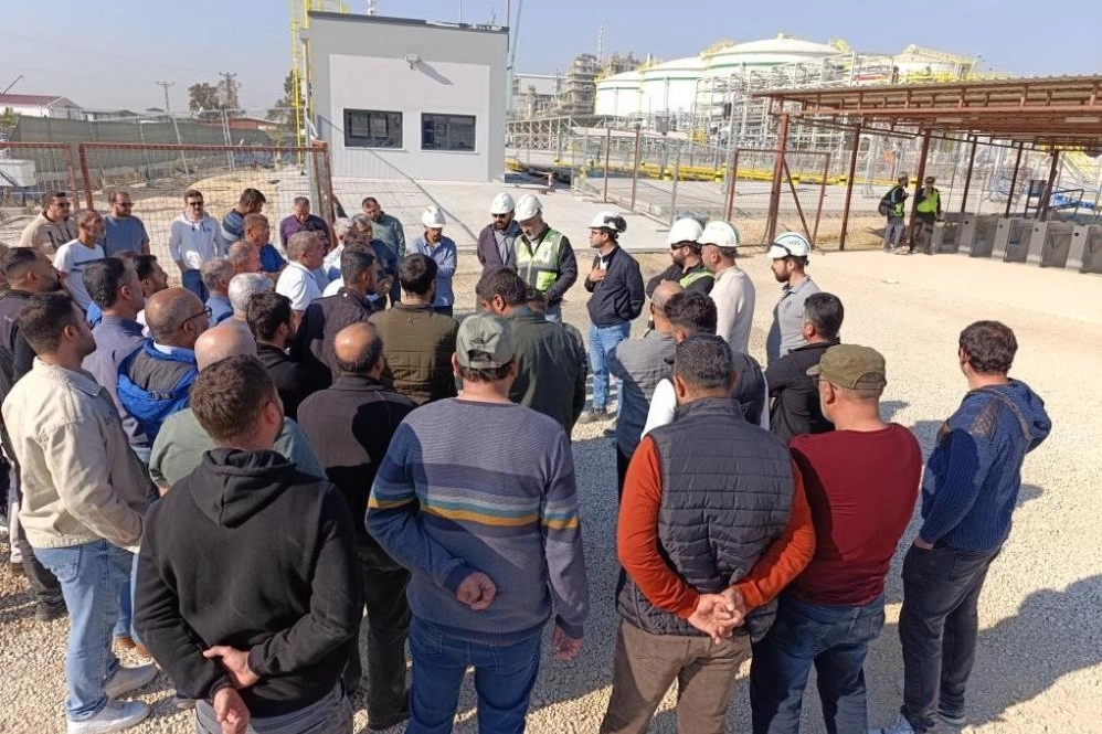 Adana'da SASA Polyester işçileri, maaş alamayınca fabrika önünde eylem yaptı