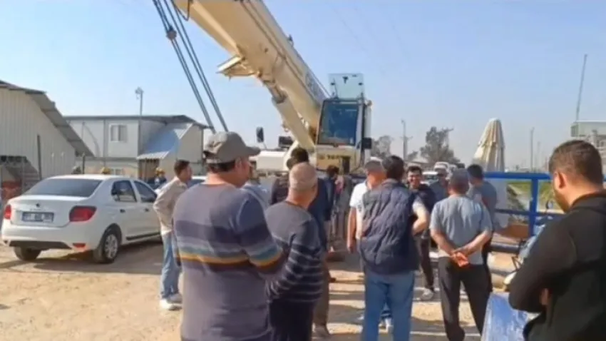 Adana'da SASA Polyester işçileri, maaş alamayınca fabrika önünde eylem yaptı