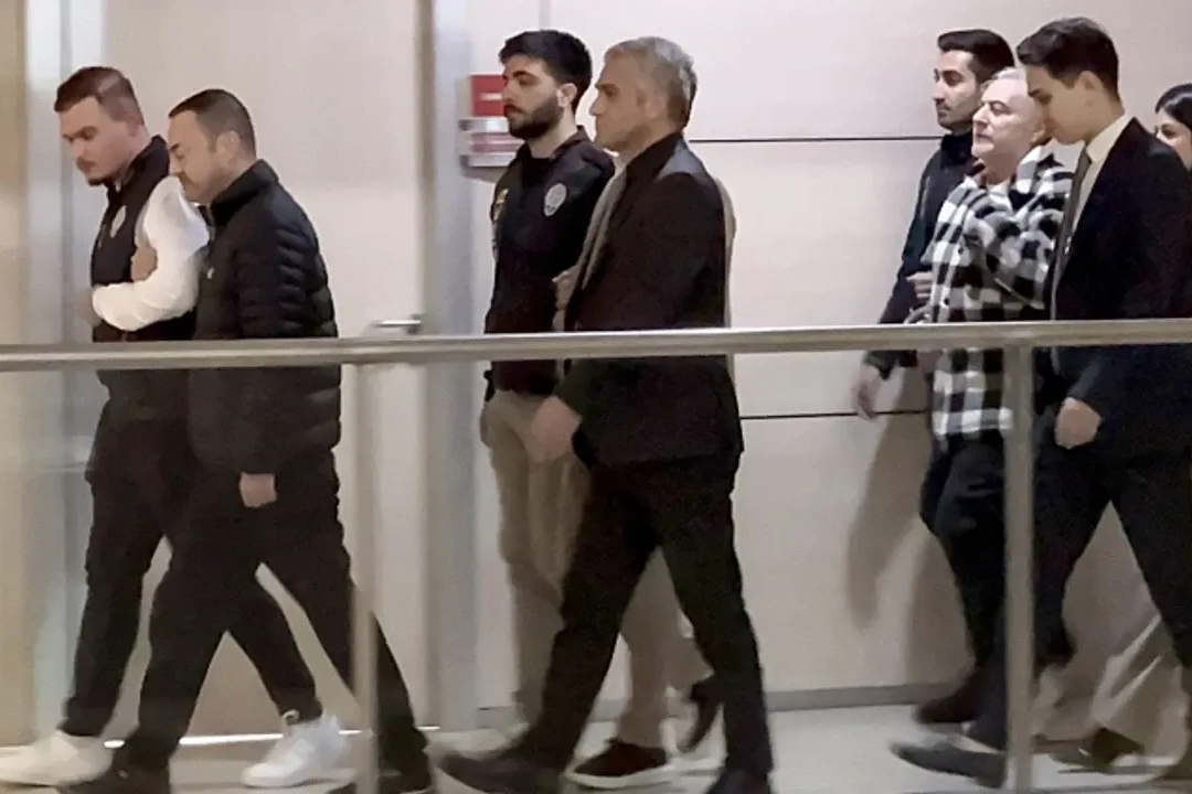 Serdar Ortaç ve Mehmet Ali Erbil için ev hapsi kararında yeni gelişme haberinin görseli