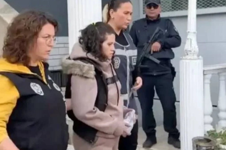 İzmir'de yangında 5 çocuğunu kaybeden anne suç makinası çıktı! haberinin görseli