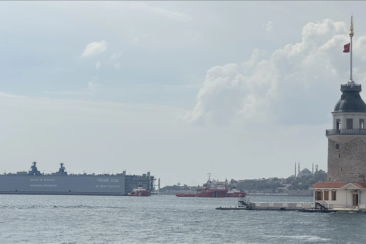 Sondaj Gemisi İstanbul Boğazı'nda çift yönlü trafiği durdurdu haberinin görseli