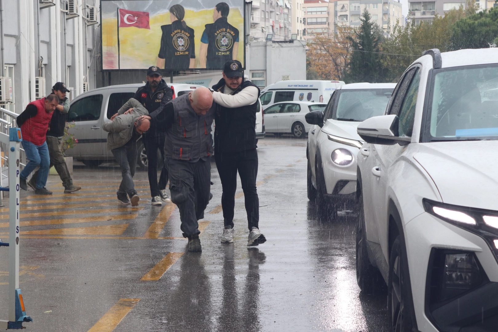 İzmir haber: Böcek ilacından ölen bebek olayında şüpheliler adliyede