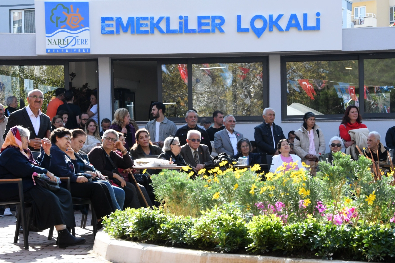Narlıdere’de iki açılış birden: Kent lokantası ve Emekliler Lokali haberinin görseli