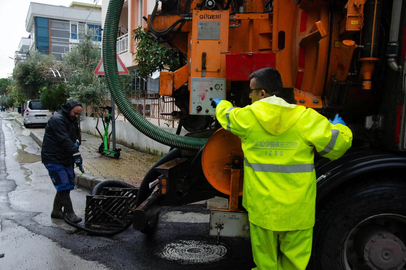 İzmir genelinde etkili olan yağışlar nedeniyle Büyükşehir teyakkuzda