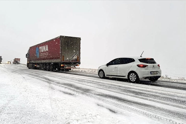 Kar ve buzlanma nedeniyle araçlar yolda kaldı haberinin görseli