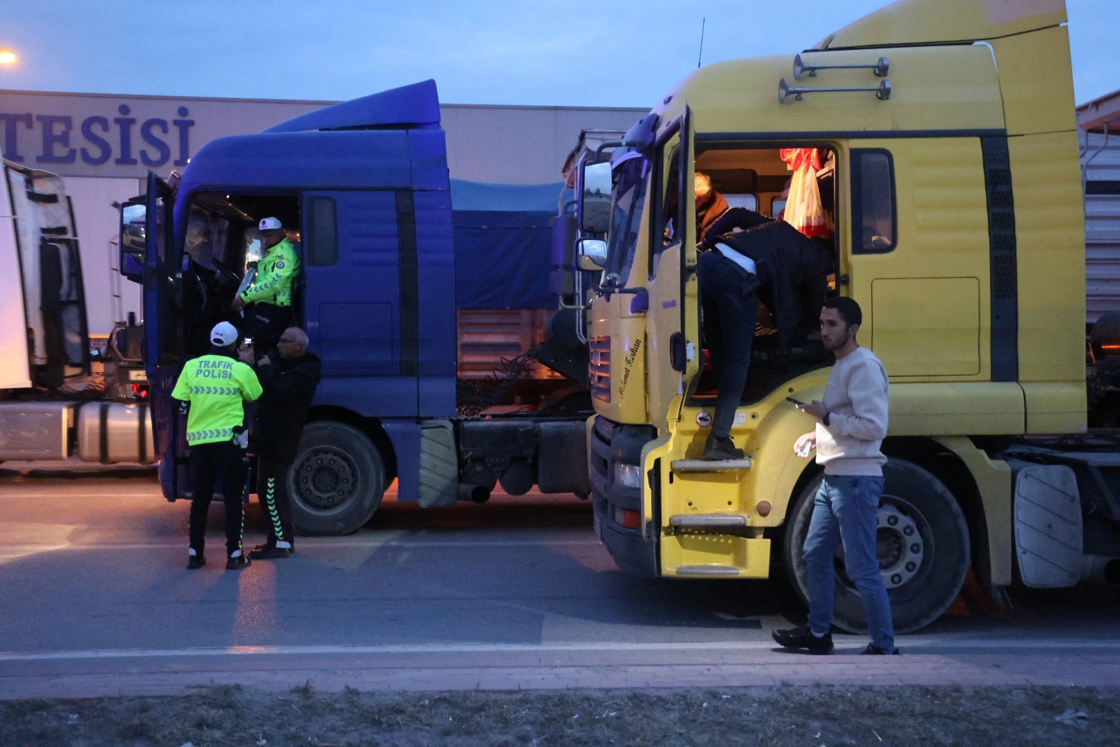 Konya'da tehlikeli kaçış! Dur ihtarına uymayan 2 tır sürücüsü 30 kilometre takip sonrası yakalandı