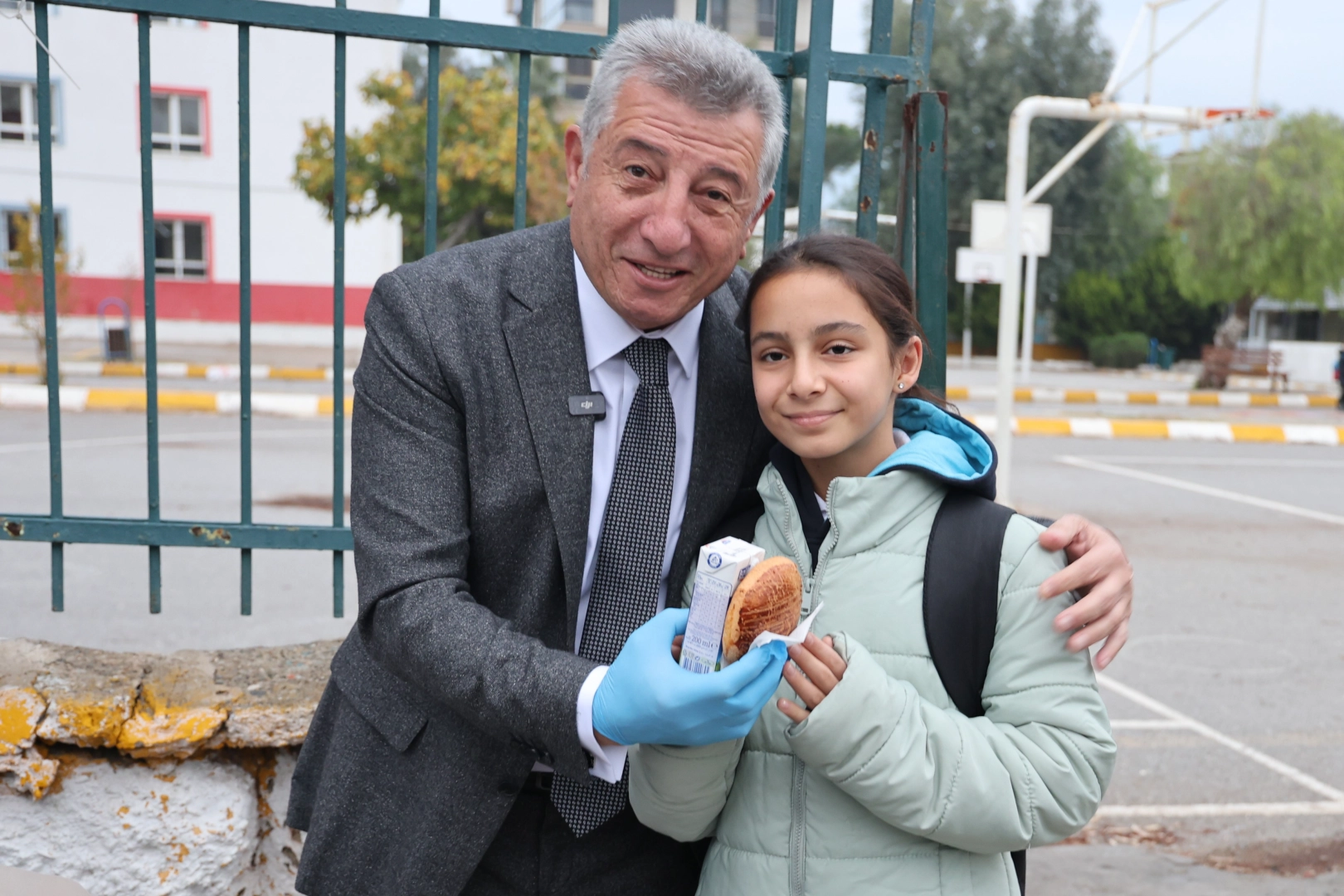 Güzelbahçe’de öğrencilere süt ve poğaça