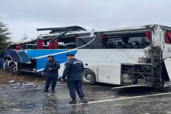 Kaygan yolda yolcu otobüsü takla attı: Ölü ve çok sayıda yaralı var!