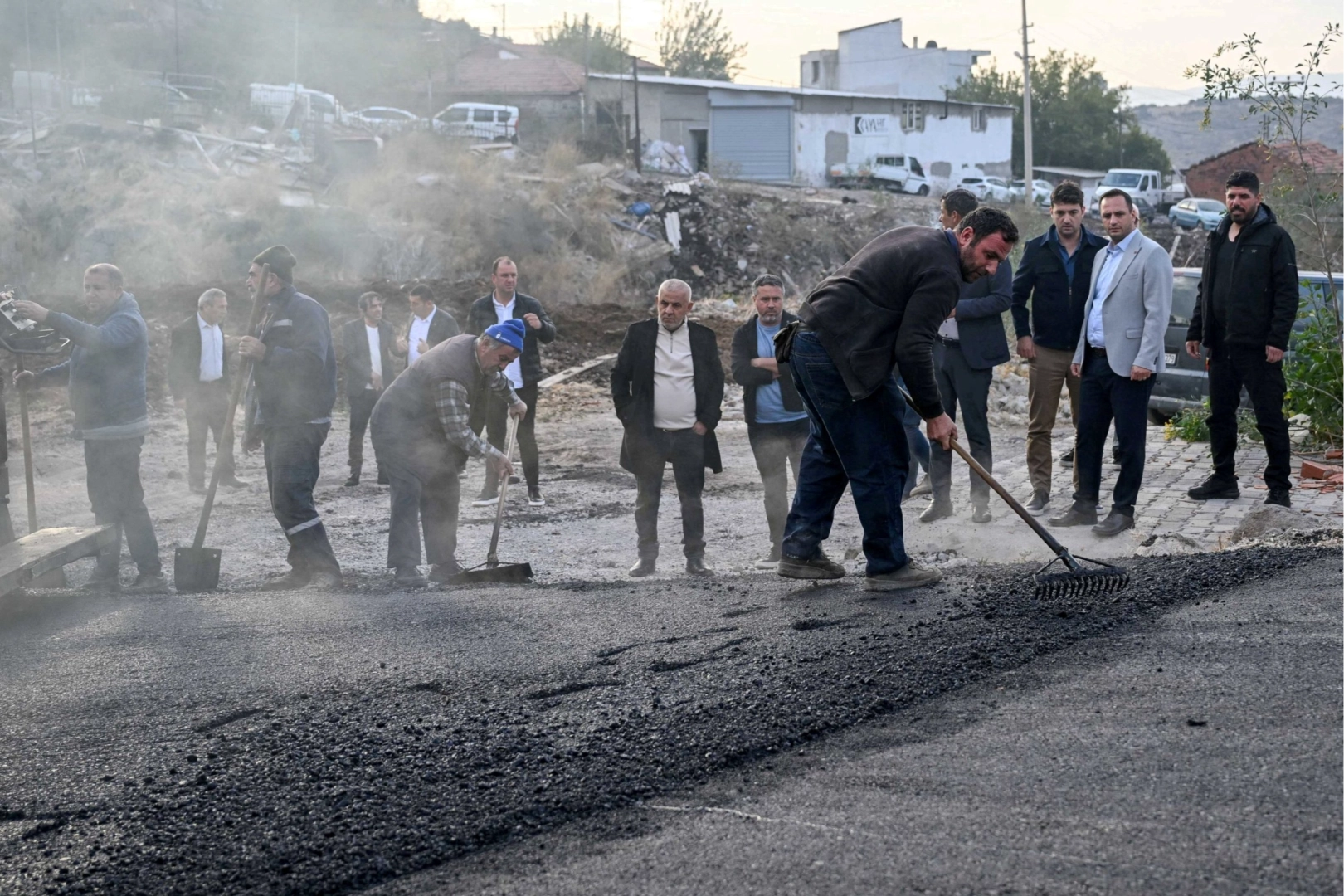 Bornova’da kırsal ve merkez mahallelerde asfalt seferberliği devam ediyor