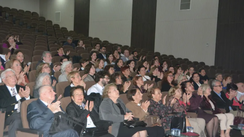 Prof. Dr. Zümrüt Başbakkal için düzenlenen emeklilik törenine, Ege Üniversitesi Hemşirelik Fakültesi Dekanı Prof. Dr. Ayşegül Dönmez, Çocuk Sağlığı ve Hastalıkları Hemşireliği Anabilim Dalı Başkanı Prof. Dr. Hatice Bal Yılmaz, Başbakkal’ın yakınları, öğrencileri ve sevenleri katıldı. Başbakkal, meslek hayatı boyunca dekan yardımcılığı ve anabilim dalı başkanlığı gibi idari görevlerde de bulunmuştu. Prof. Dr. Başbakkal ile ilgili düşüncelerini ifade eden EÜ Hemşirelik Fakültesi Dekanı Prof. Dr. Ayşegül Dönmez, “Kıymetli hocam, öncelikle fakültemizi birçok kurul üyeliği ve yönetim görevleri ile temsil ettiniz. Mesleğimizi, bulunduğunuz her platformda layıkıyla gerçekleştirdiniz. Sağlık ekibinin değerli üyeleri ile ekip arkadaşlarımızla iş birliği sağlayarak multidisipliner çalışmalara öncü oldunuz, imza attınız. Mesleki enerjiniz hep vardı, o enerjiyi hep yansıttınız. Bu bağlamda ben, fakültemiz adına, mesleğimiz adına size çok teşekkür ediyorum. İş yaşamınız boyunca her birimizin yaşantısında önemli anılar bıraktınız. İdol olarak gördüğüm hocalarımdansınız. Sağlık ve mutluluk dolu bir emeklilik yaşamı diliyorum” diye konuştu.  “Hocamız hepimiz için bir örnektir” EÜ Hemşirelik Fakültesi Çocuk Sağlığı ve Hastalıkları Hemşireliği Anabilim Dalı Başkanı Prof. Dr. Hatice Bal Yılmaz, “Bilim ve emekle geçmiş koca bir ömür, 42 yıl, neredeyse bir insan ömrü. Hocamız bu süreyi doya doya, emeklerle yaşadı yaşattı. Birlikte yaşadık. Onun için bugün hep birlikte yaşananları hatırlamak ve gözden geçirmek için bir araya gelmiş bulunmaktayız. Hocamız, mesleğimiz için çok önemli kilometre taşlarından biri. Hepimiz için örnek. Hem anabilim dalımıza hem de mesleğimize emekleri çok büyük. Hemşirelik mesleğinde sonraki nesillere rol model olduğunuz için çok teşekkür ediyorum” ifadelerini kullandı.  Hemşirelik mesleğini tercih edişi ile ilgili konuşan Prof. Dr. Zümrüt Başbakkal ise “Ben bu mesleği çok sevdim. Çocuk sağlığını, çocukları çok sevdiğim için seçtim. Babam cerrahtı, bana ‘Gel seni cerrahi hemşiresi yapayım’ dedi. Ben kesinlikle olmaz dedim. Ameliyathaneleri sevmedim, çocukları sevdim. Bu mutlu günümde benimle beraber olduğunuz için hepinize teşekkür ediyorum” dedi. Tören, katılımcıların Prof. Dr. Zümrüt Başbakkal ile ilgili hatıralarını anlatması ve hediye takdimi ile sona erdi.