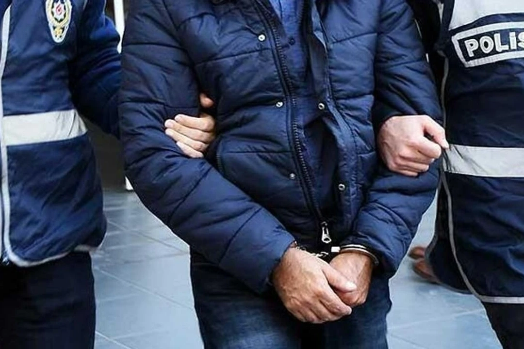 İzmir'de resmi belgede sahtecilikten 2 gözaltı haberinin görseli