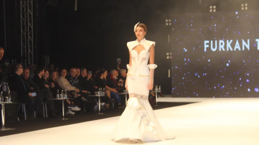 İzmir'de bir kez daha moda'nın nabzı tutuldu