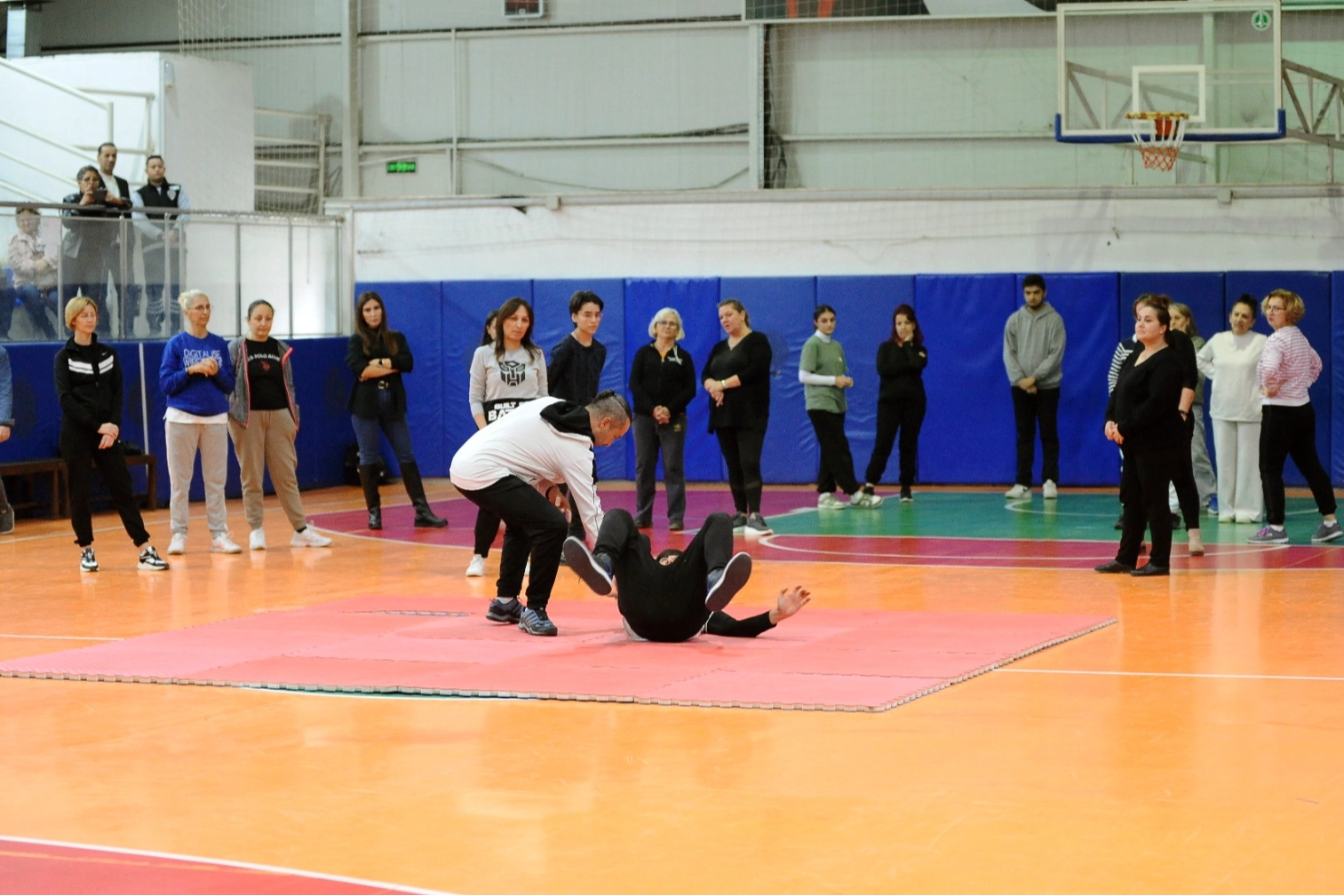 Karşıyaka Belediyesi, kadına yönelik şiddetle mücadele için aikido etkinliği düzenledi