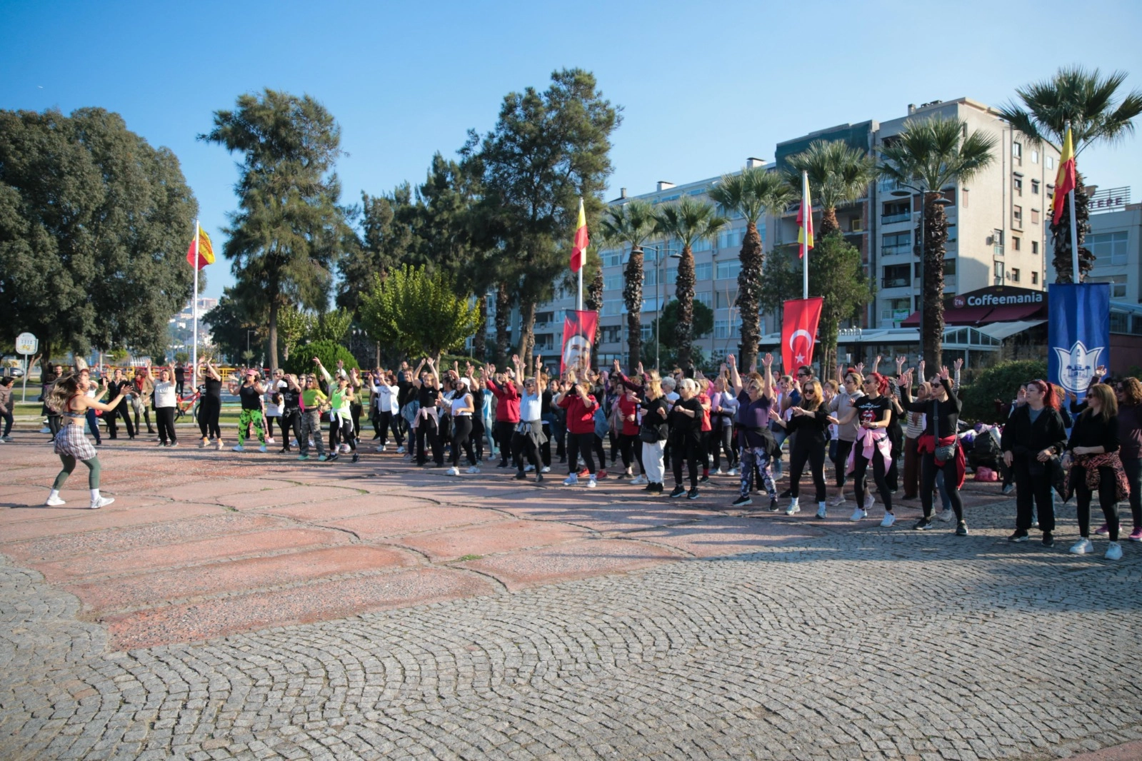 Konak’ta kadınlar zumba dansıyla stres attı