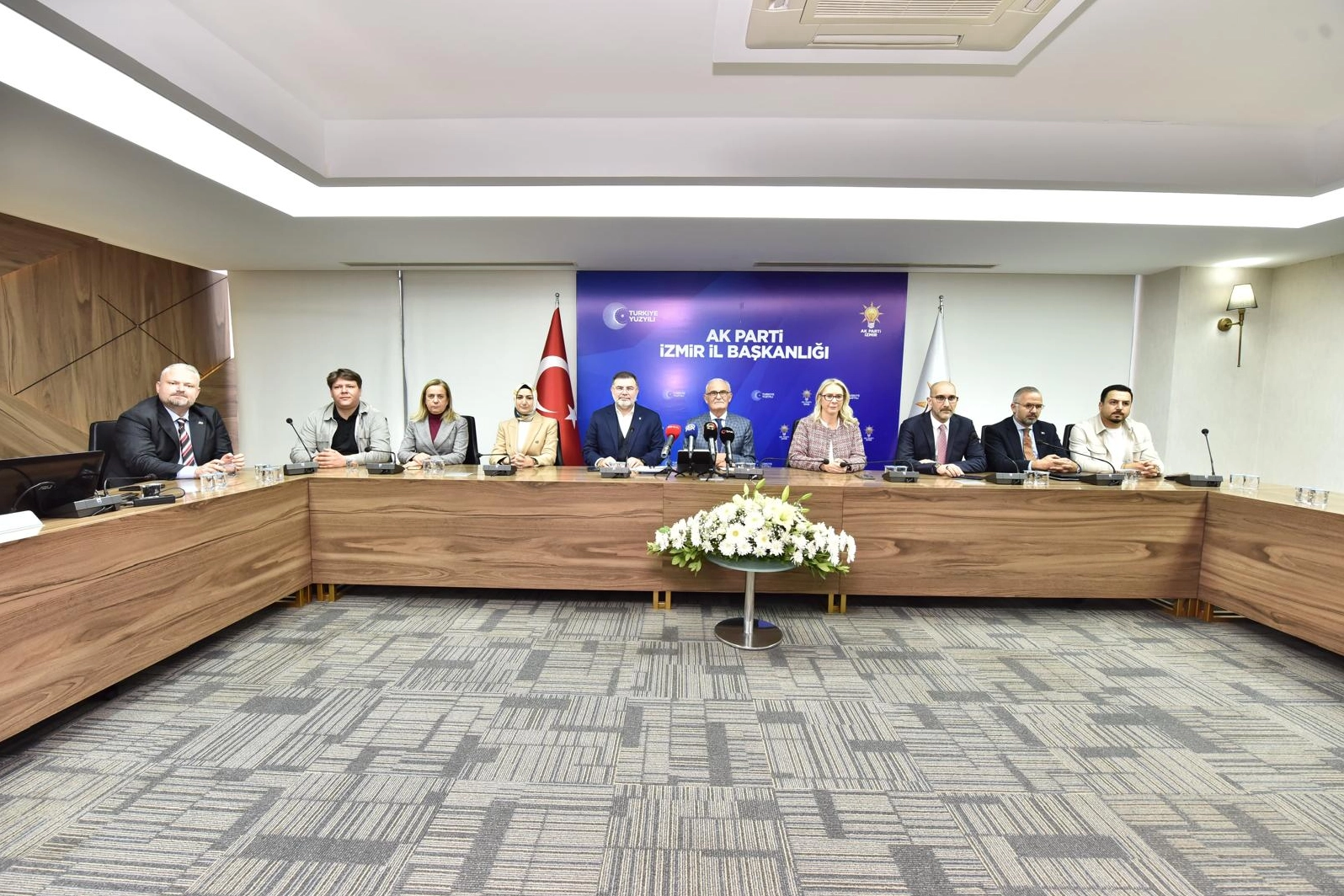 AK Parti İzmir’de yerel seçim sonuçları değil konserler konuşuldu haberinin görseli