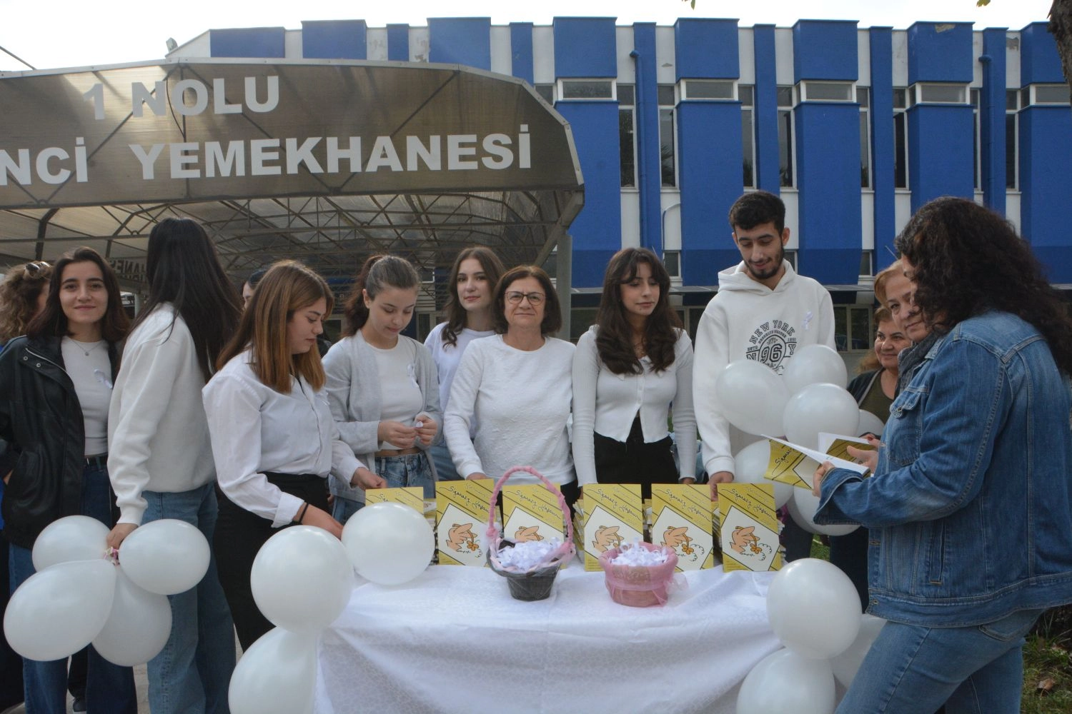 Ege Üniversitesi'nde akciğer kanseri farkındalığı için beyaz balonlar gökyüzüne bırakıldı