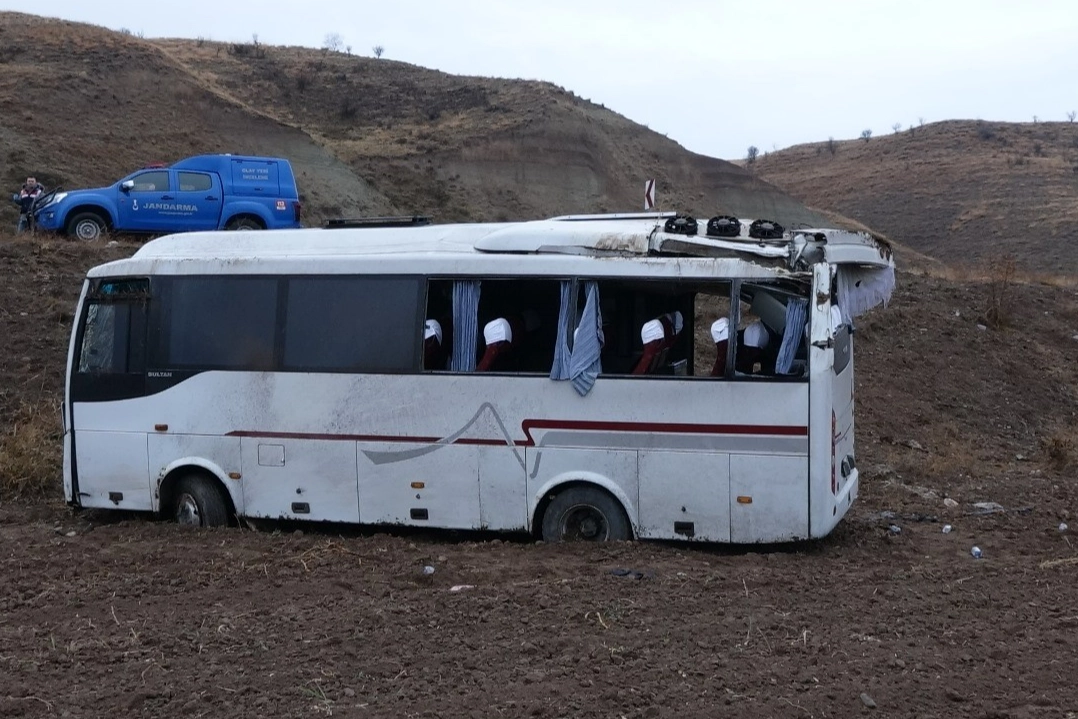 Cenazeye gidenlerin bulunduğu midibüs devrildi: Çok sayıda yaralı var!