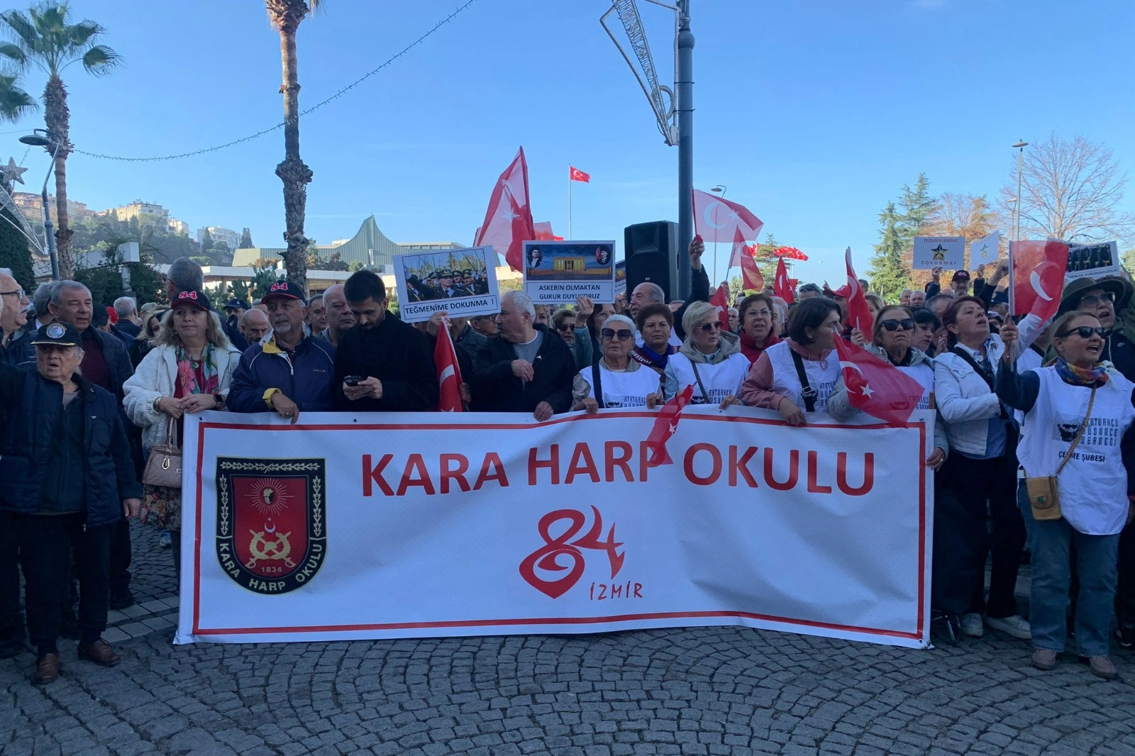 İzmir’de emekli subaylardan ihraç edilen teğmenlere destek