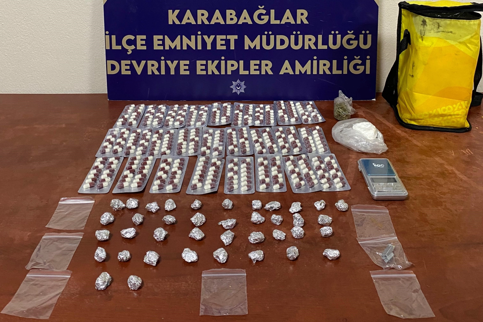 İzmir haber: Polisi görünce panik yaptı! Çöpe de atsa gizleyemedi haberinin görseli