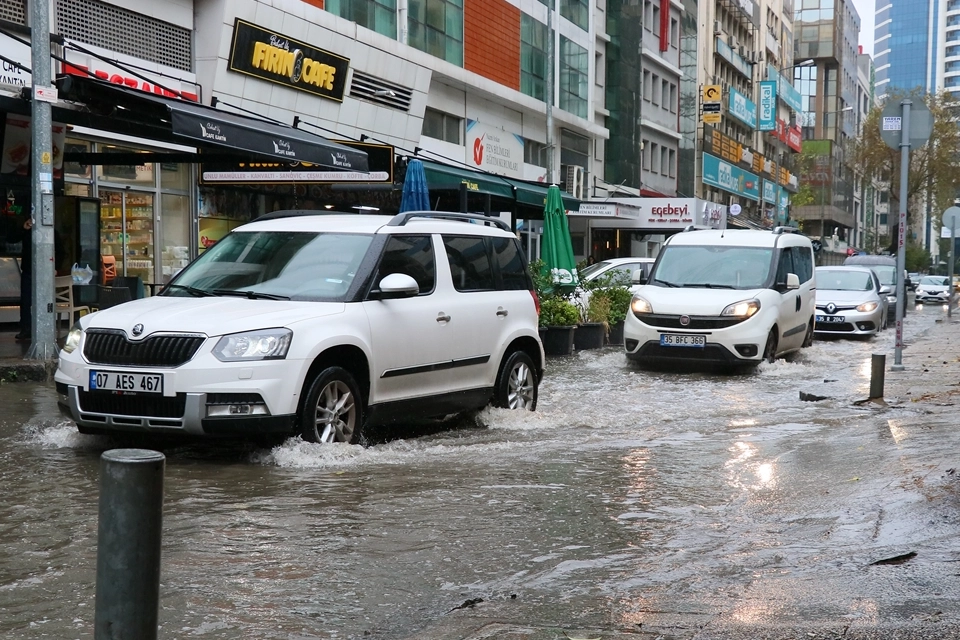 İzmir haber: Sağanak ve kuvvetli rüzgar etkisini gösteriyor haberinin görseli