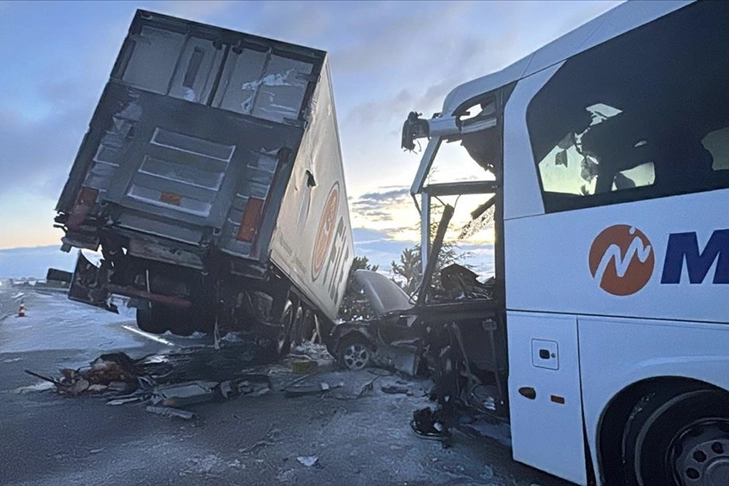 Afyonkarahisar'da feci kaza: 30 kişi yaralandı