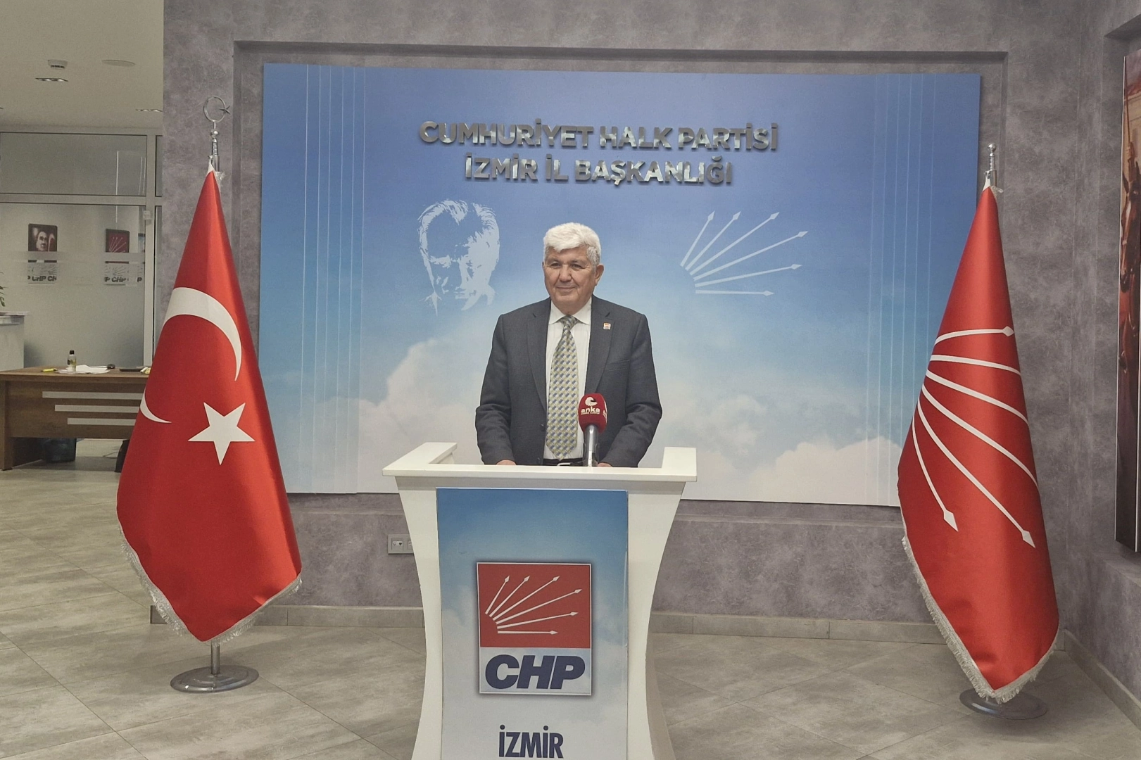 CHP İzmir’den Öğretmenler Günü mesajı: Öğretmenlik mesleği itibarsızlaştırılmıştır