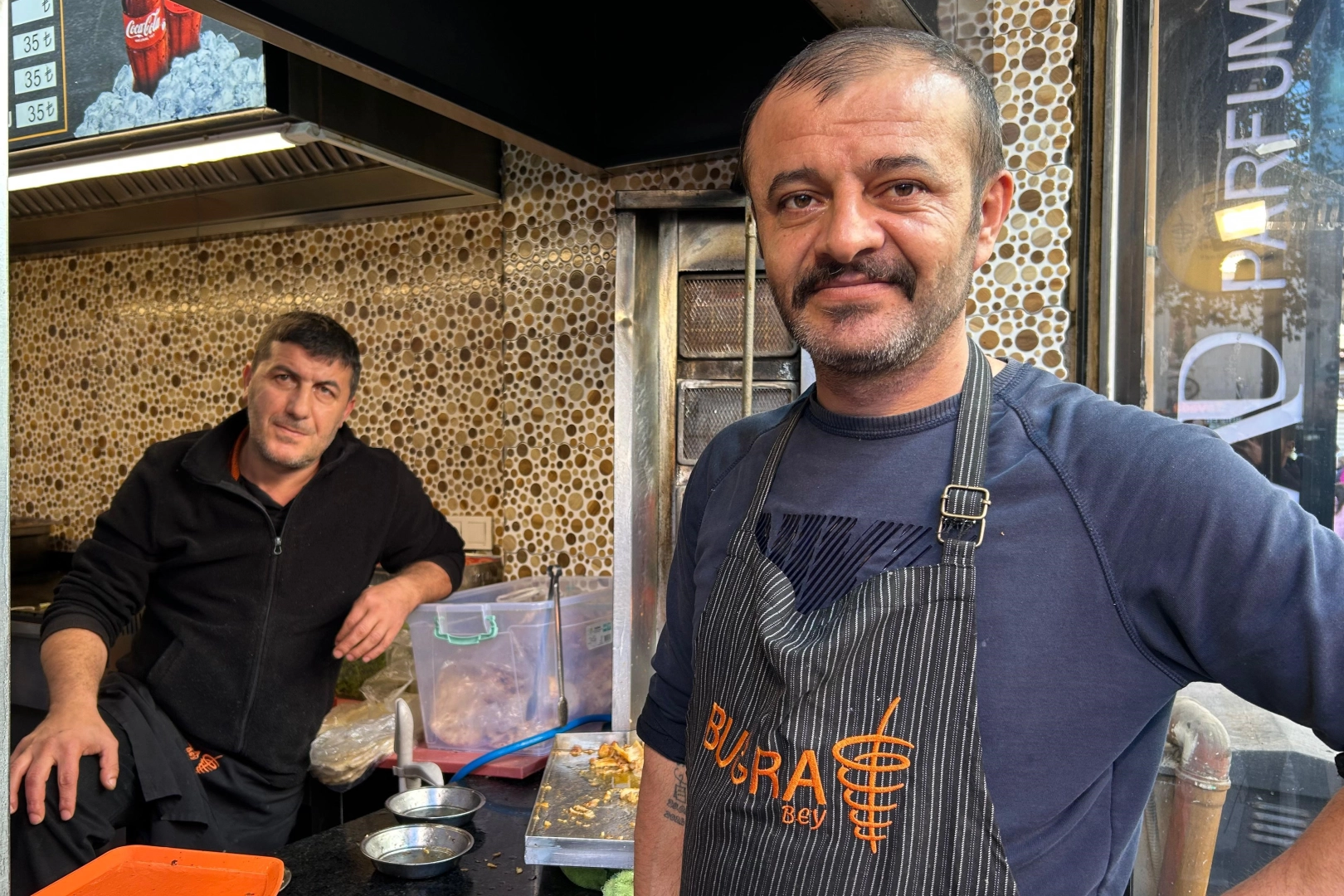 İzmir haber: Yolda yürüyen genç kıza tekme atan adam meydan dayağı yedi