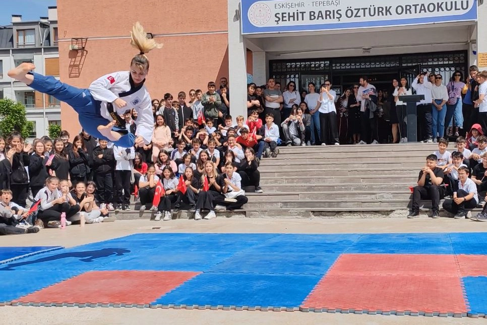 Tekvando şampiyonu öğretmen, öğrencilerine sporu aşılıyor