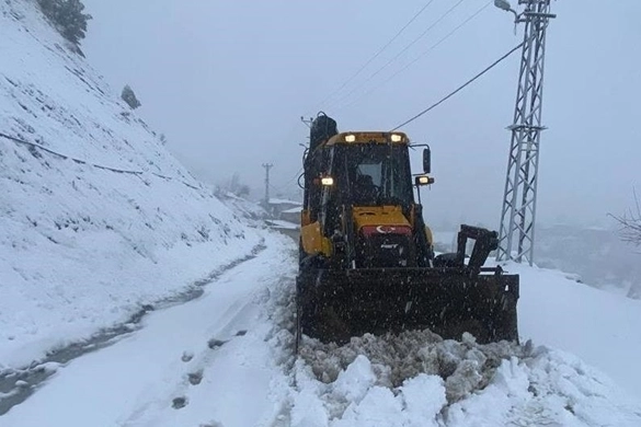 Kahramanmaraş'ta kar ve tipi nedeniyle kapanan 203 mahalle yolu ulaşıma açıldı