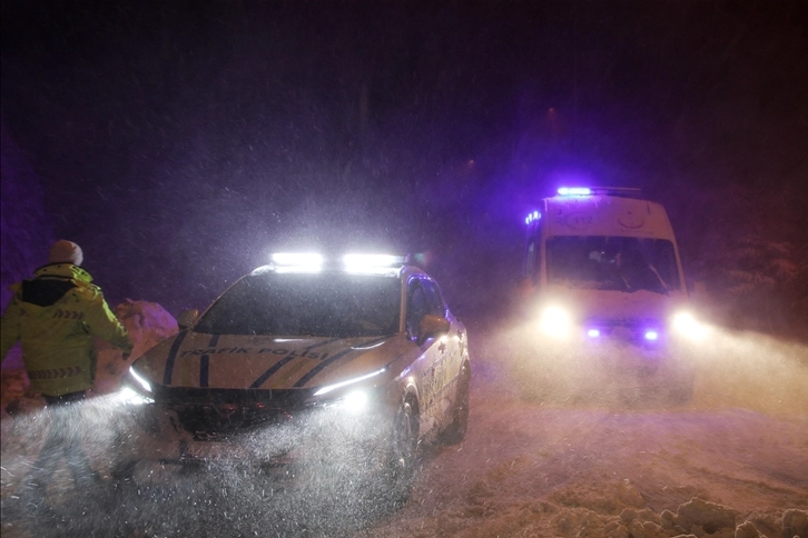 Kar yurdu etkisi altına aldı: 4 ile mahsur kalan 29 kişi kurtarıldı