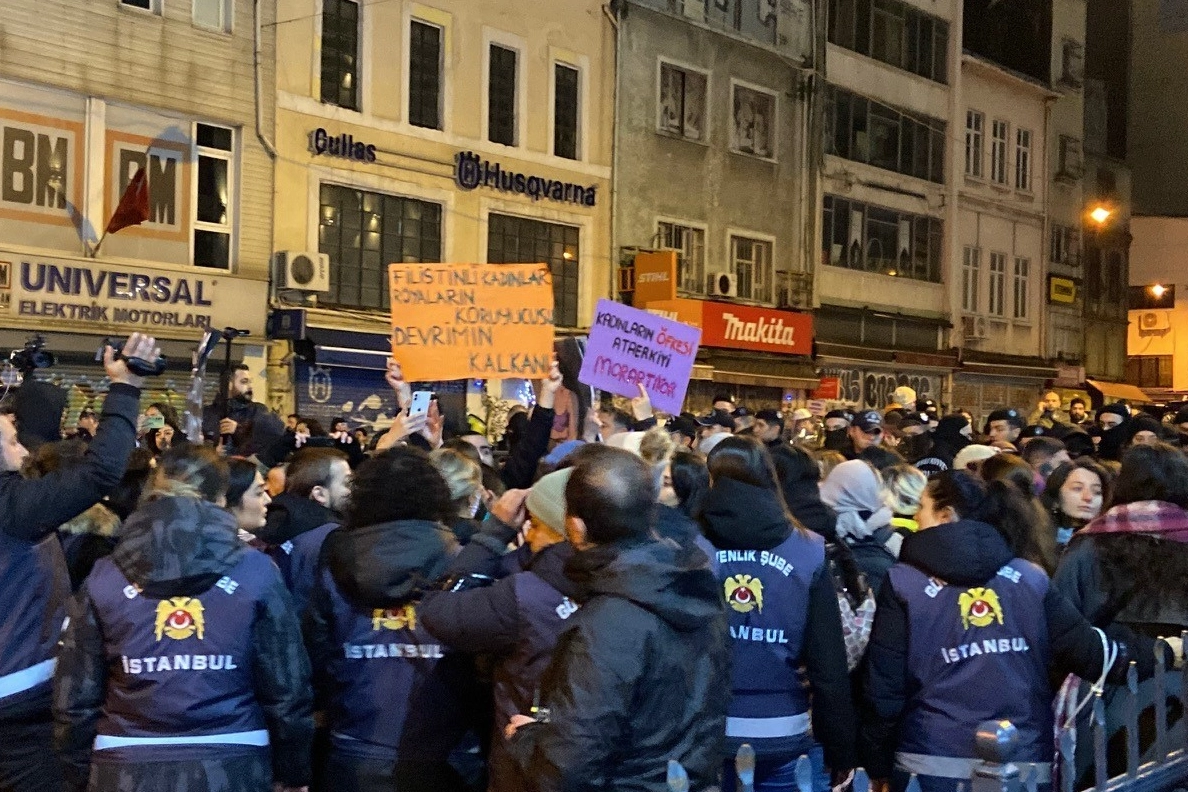 Taksim'de izinsiz kadına şiddet yürüyüşüne polis izin vermedi