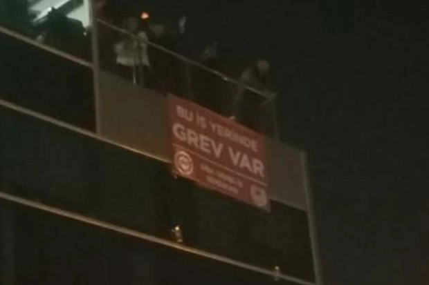 Bayraklı Belediyesi işçileri greve çıktı