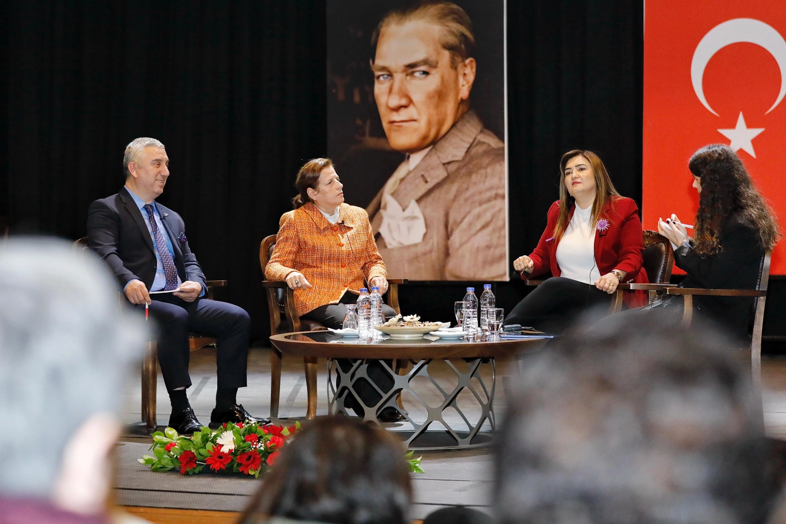 Bergama Belediyesi, kadına yönelik şiddetle mücadele için söyleşi düzenledi