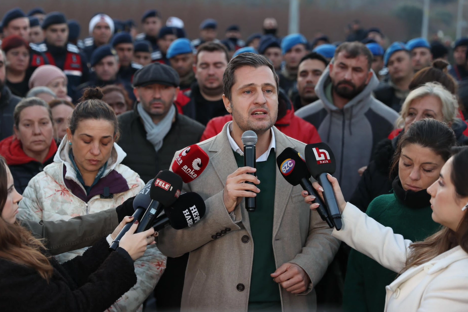 Deniz Yücel:  Chp’li Belediyelerin halka hizmetleri, AK Parti iktidarının uykularını kaçırıyor!