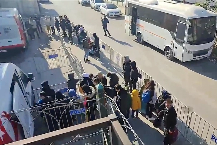 Göçmen kaçakçılığına Kalkan-32 darbesi: 55 kaçakçı yakalandı haberinin görseli