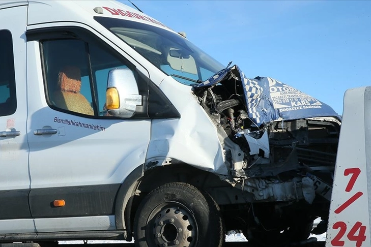 Kars'ta kaza: Öğretmenleri taşıyan minibüs otomobile çarptı haberinin görseli