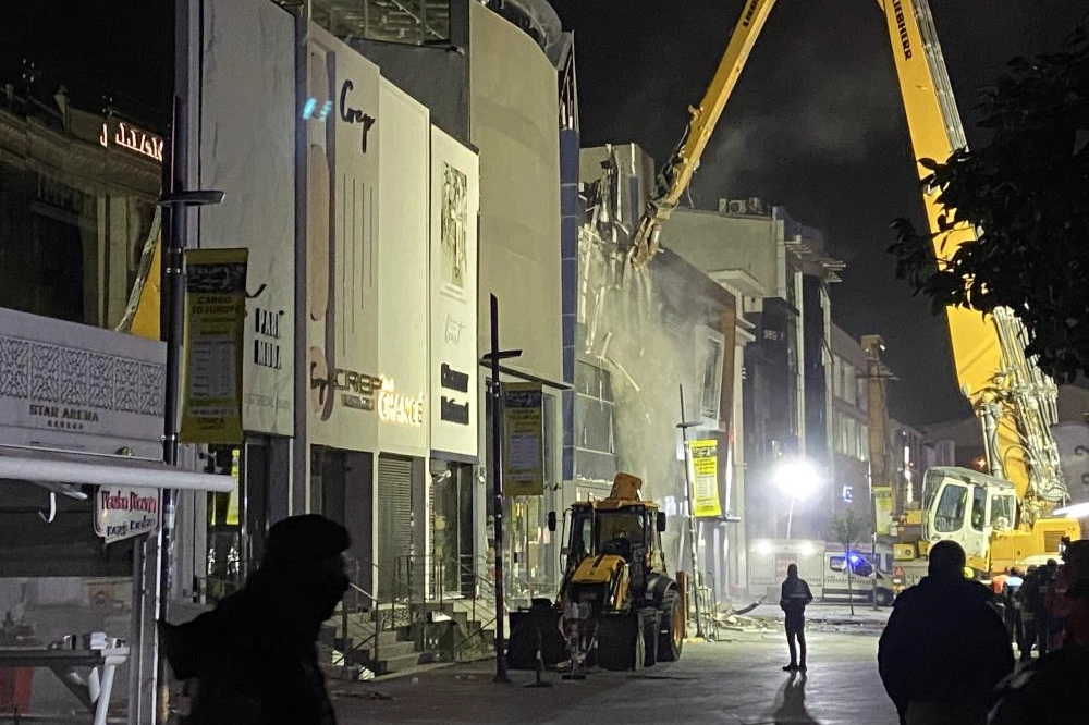 İstanbul’da çöken binada kurtarma çalışmaları devam ediyor