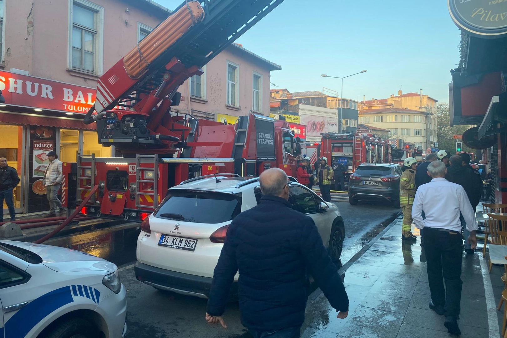 Kadıköy’de ahşap binada yangın: Trafik durdu, itfaiye müdahale etti