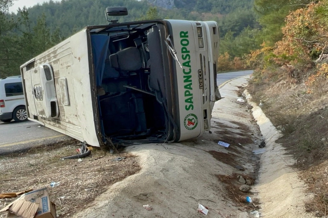 İlkokul öğrencilerini taşıyan midibüs devrildi: Çok sayıda yaralı var!