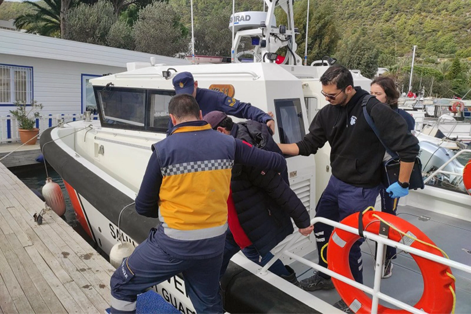 Balıkçı teknesinde rahatsızlanan kişinin imdadına yetiştiler