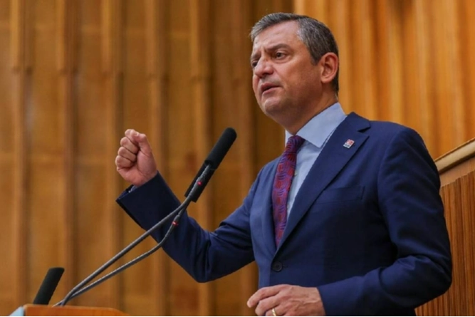 Özgür Özel'in 'Avukatlık' sözlerine sert tepki! haberinin görseli