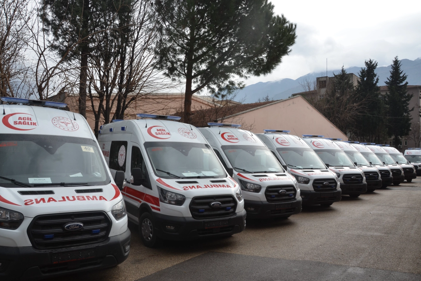 Ambulansların trafikte güvenli geçişi için fermuar sistemine uyalım