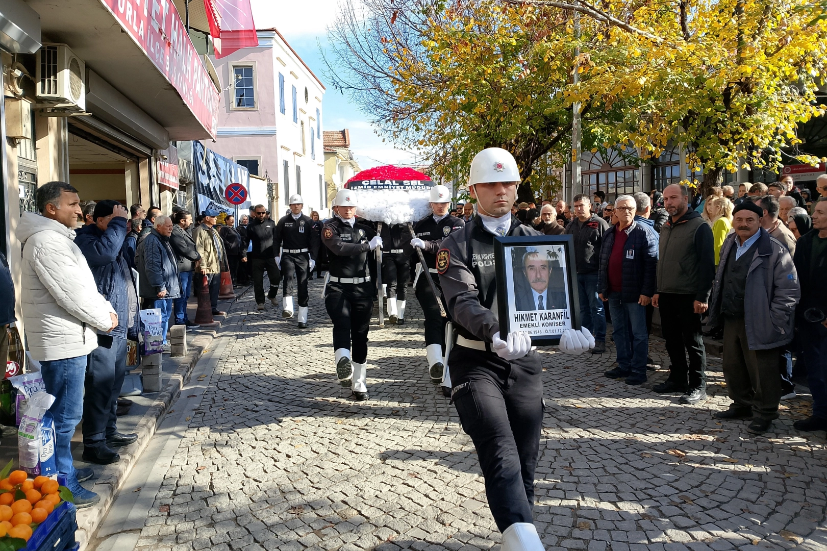 Emekli Komiser Hikmet Karanfil, gözyaşlarıyla son yolculuğuna uğurlandı