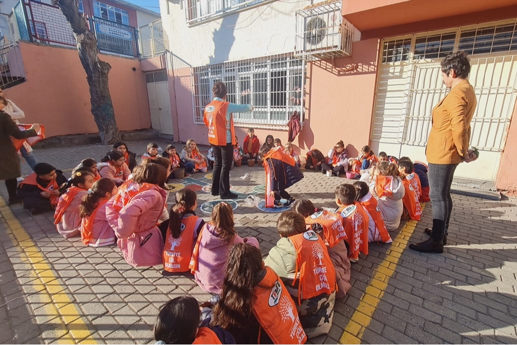 Karabağlar'da minik eller toprakla buluştu haberinin görseli